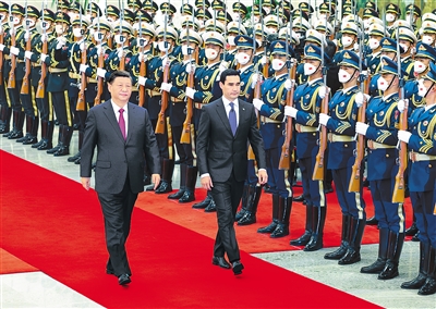 一月六日,国家主席习近平在北京人民大会堂同来华进行国事访问的土库曼斯坦总统谢尔达尔·别尔德穆哈梅多夫举行会谈。这是会谈前,习近平在人民大会堂北大厅为谢尔达尔·别尔德穆哈梅多夫举行欢迎仪式。 新华社记者 姚大伟摄 一月六日,国家主席习近平在北京人民大会堂同来华进行国事访问的土库曼斯坦总统谢尔达尔·别尔德穆哈梅多夫举行会谈。这是会谈前,习近平在人民大会堂北大厅为谢尔达尔·别尔德穆哈梅多夫举行欢迎仪式。 新华社记者 姚大伟摄
