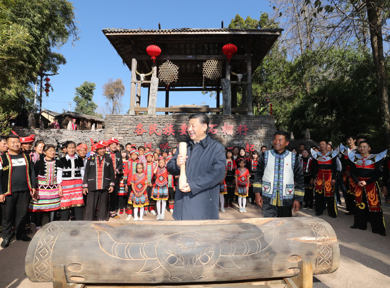 2020年1月19日下午,习近平总书记在云南省腾冲市清水乡三家村中寨司莫拉佤族村广场上,敲响三声佤族木鼓,祝福来年风调雨顺、国泰民安。 2020年1月19日下午,习近平总书记在云南省腾冲市清水乡三家村中寨司莫拉佤族村广场上,敲响三声佤族木鼓,祝福来年风调雨顺、国泰民安。