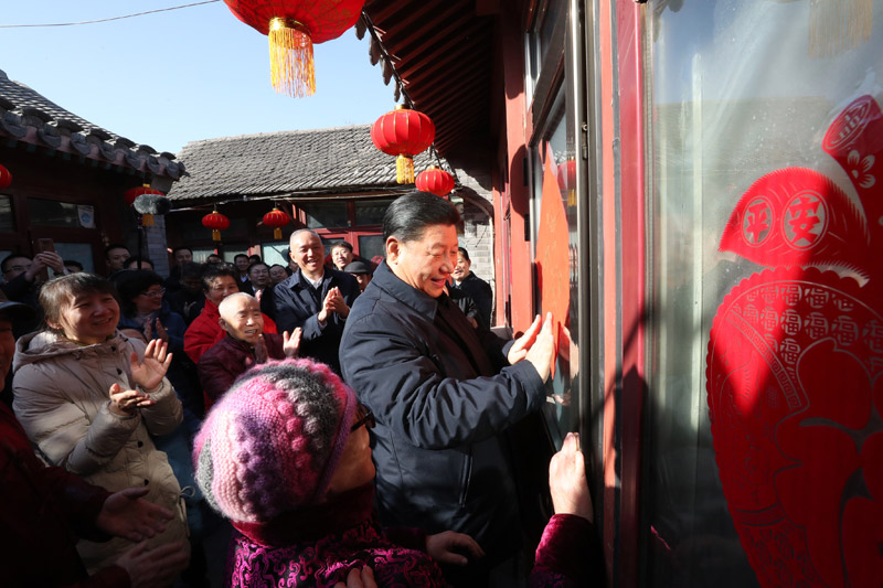 2019年2月1日,习近平总书记在北京前门东区草厂四条胡同32号院,高兴地拿起一幅“福”字,亲自贴到门上,给这里的老街坊们拜年。 2019年2月1日,习近平总书记在北京前门东区草厂四条胡同32号院,高兴地拿起一幅“福”字,亲自贴到门上,给这里的老街坊们拜年。