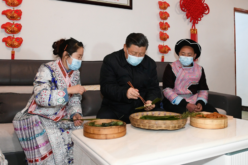 2021年2月3日下午,习近平总书记在贵州省毕节市黔西县新仁苗族乡化屋村苗族村民赵玉学家,同赵玉学一家边聊家常边制作当地传统节日食品黄粑。 2021年2月3日下午,习近平总书记在贵州省毕节市黔西县新仁苗族乡化屋村苗族村民赵玉学家,同赵玉学一家边聊家常边制作当地传统节日食品黄粑。
