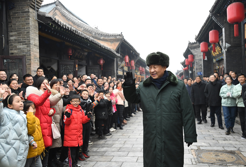 2022年1月27日上午,习近平总书记到山西省平遥古城向现场群众挥手致意,给大家拜年。 2022年1月27日上午,习近平总书记到山西省平遥古城向现场群众挥手致意,给大家拜年。