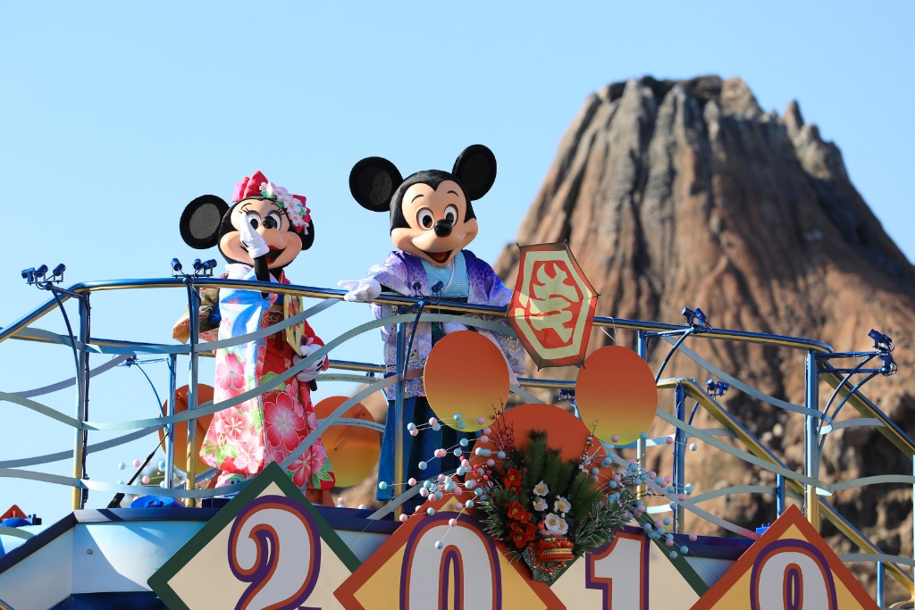 2019年1月1日,在日本东京迪士尼乐园,扮成迪士尼卡通形象的演员们在游船上向游客致意。新华社记者杜潇逸摄 2019年1月1日,在日本东京迪士尼乐园,扮成迪士尼卡通形象的演员们在游船上向游客致意。新华社记者杜潇逸摄