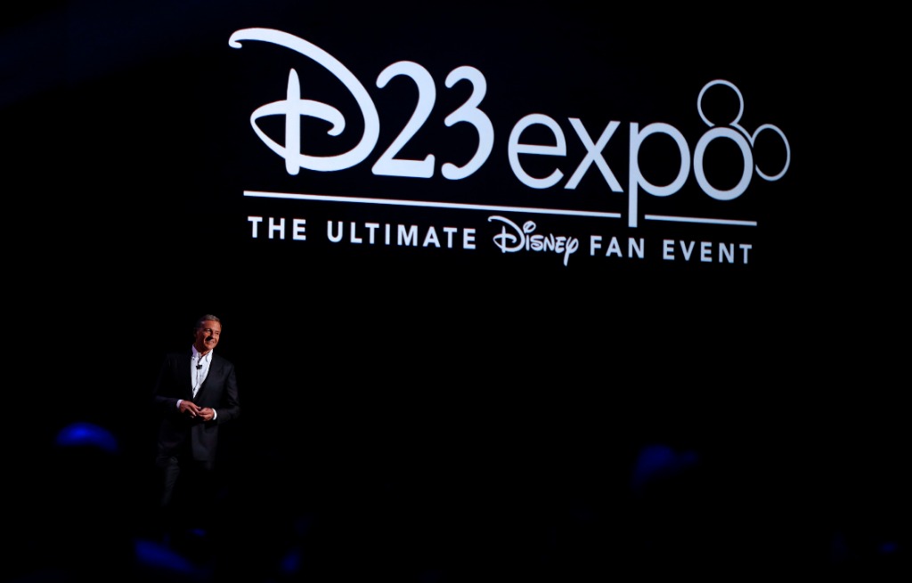 2019年8月23日,在美国加利福尼亚州阿纳海姆会展中心,迪士尼公司董事长兼首席执行官罗伯特·艾格在迪士尼全球粉丝大会上致辞。新华社记者李颖摄 2019年8月23日,在美国加利福尼亚州阿纳海姆会展中心,迪士尼公司董事长兼首席执行官罗伯特·艾格在迪士尼全球粉丝大会上致辞。新华社记者李颖摄