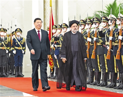 二月十四日,国家主席习近平在北京人民大会堂同来华进行国事访问的伊朗总统莱希举行会谈。这是会谈前,习近平在人民大会堂北大厅为莱希举行欢迎仪式。 新华社记者 庞兴雷摄 二月十四日,国家主席习近平在北京人民大会堂同来华进行国事访问的伊朗总统莱希举行会谈。这是会谈前,习近平在人民大会堂北大厅为莱希举行欢迎仪式。 新华社记者 庞兴雷摄