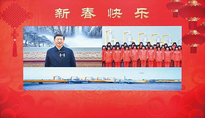 2023年1月18日,中共中央总书记、国家主席、中央军委主席习近平在北京通过视频连线看望慰问基层干部群众,向全国各族人民致以新春的美好祝福。这是习近平通过视频连线,同塔里木油田公司轮南油气储运中心西气东输第一站克拉集气区员工亲切交流。新华社记者 李涛/摄 2023年1月18日,中共中央总书记、国家主席、中央军委主席习近平在北京通过视频连线看望慰问基层干部群众,向全国各族人民致以新春的美好祝福。这是习近平通过视频连线,同塔里木油田公司轮南油气储运中心西气东输第一站克拉集气区员工亲切交流。新华社记者 李涛/摄