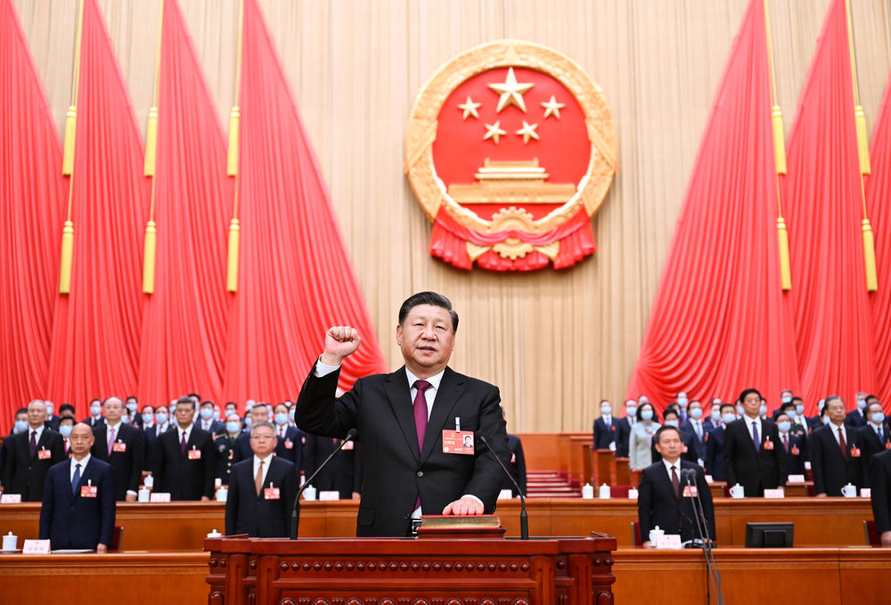 2023年3月10日,十四届全国人大一次会议在北京人民大会堂举行第三次全体会议。习近平全票当选为中华人民共和国主席、中华人民共和国中央军事委员会主席。这是习近平进行宪法宣誓。新华社记者谢环驰摄 2023年3月10日,十四届全国人大一次会议在北京人民大会堂举行第三次全体会议。习近平全票当选为中华人民共和国主席、中华人民共和国中央军事委员会主席。这是习近平进行宪法宣誓。新华社记者谢环驰摄