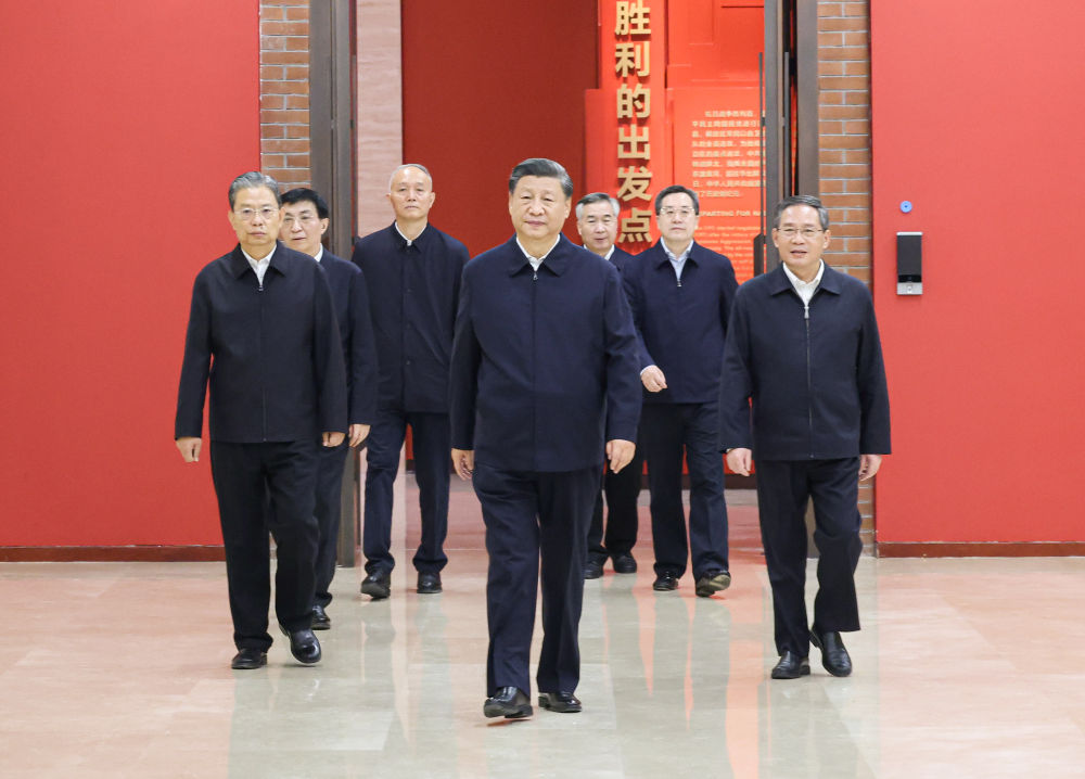 2022年10月27日,习近平等在延安革命纪念馆参观《伟大历程——中共中央在延安十三年历史陈列》。新华社记者王晔摄 2022年10月27日,习近平等在延安革命纪念馆参观《伟大历程——中共中央在延安十三年历史陈列》。新华社记者王晔摄