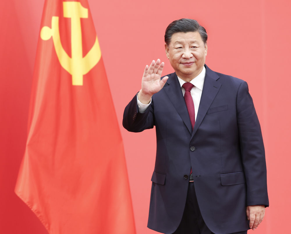 2022年10月23日,在中国共产党第二十届中央委员会第一次全体会议上当选的中共中央总书记习近平,在北京人民大会堂同采访中共二十大的中外记者见面时,向在场的中外记者挥手致意。新华社记者庞兴雷摄 2022年10月23日,在中国共产党第二十届中央委员会第一次全体会议上当选的中共中央总书记习近平,在北京人民大会堂同采访中共二十大的中外记者见面时,向在场的中外记者挥手致意。新华社记者庞兴雷摄