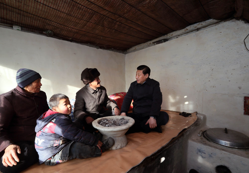 2012年12月30日,习近平在河北省阜平县龙泉关镇骆驼湾村看望唐荣斌老人一家。新华社记者兰红光摄 2012年12月30日,习近平在河北省阜平县龙泉关镇骆驼湾村看望唐荣斌老人一家。新华社记者兰红光摄