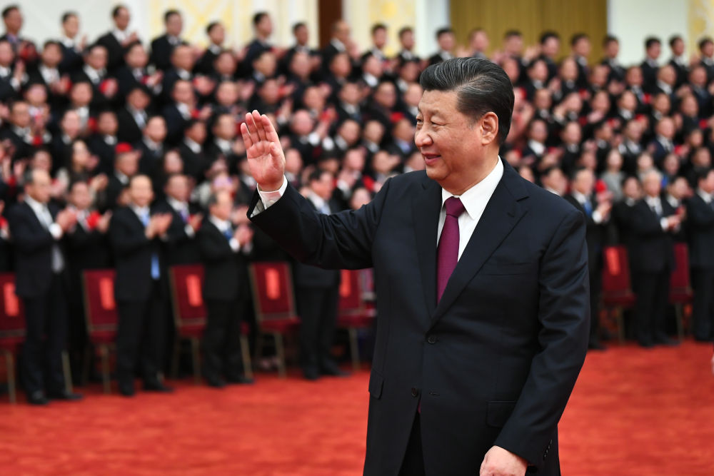 2021年2月25日,全国脱贫攻坚总结表彰大会在北京人民大会堂隆重举行。习近平向世界宣布中国完成了消除绝对贫困的任务。会前,习近平等会见全国脱贫攻坚楷模荣誉称号获得者,全国脱贫攻坚先进个人、先进集体代表,全国脱贫攻坚楷模荣誉称号个人获得者和因公牺牲全国脱贫攻坚先进个人亲属代表等。新华社记者谢环驰摄 2021年2月25日,全国脱贫攻坚总结表彰大会在北京人民大会堂隆重举行。习近平向世界宣布中国完成了消除绝对贫困的任务。会前,习近平等会见全国脱贫攻坚楷模荣誉称号获得者,全国脱贫攻坚先进个人、先进集体代表,全国脱贫攻坚楷模荣誉称号个人获得者和因公牺牲全国脱贫攻坚先进个人亲属代表等。新华社记者谢环驰摄