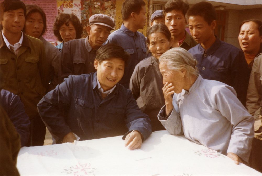 这是1983年,时任河北省正定县委书记的习近平,临时在大街上摆桌子听取老百姓意见。新华社发 这是1983年,时任河北省正定县委书记的习近平,临时在大街上摆桌子听取老百姓意见。新华社发