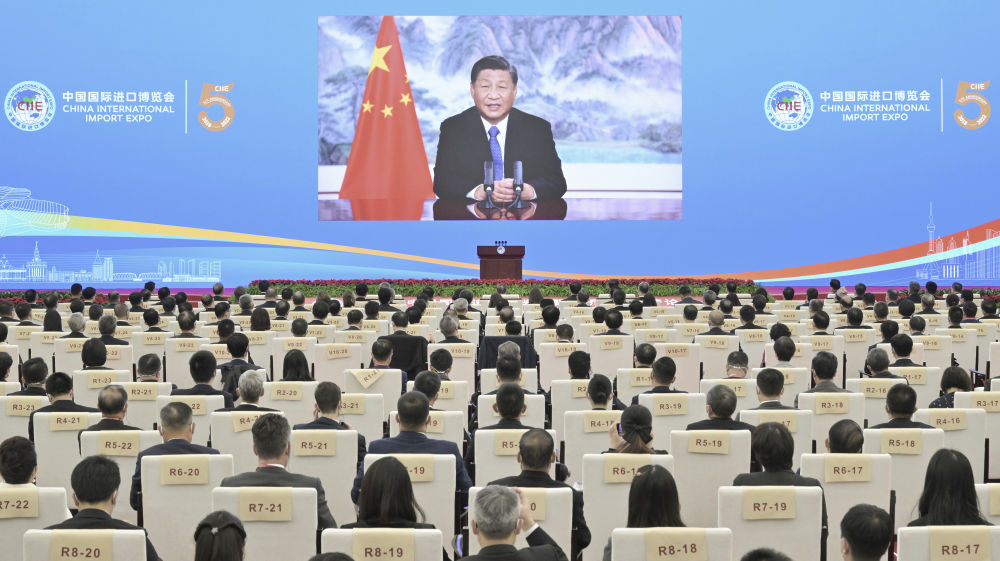 2022年11月4日晚,习近平以视频方式出席在上海举行的第五届中国国际进口博览会开幕式并发表题为《共创开放繁荣的美好未来》的致辞。新华社记者高洁摄 2022年11月4日晚,习近平以视频方式出席在上海举行的第五届中国国际进口博览会开幕式并发表题为《共创开放繁荣的美好未来》的致辞。新华社记者高洁摄