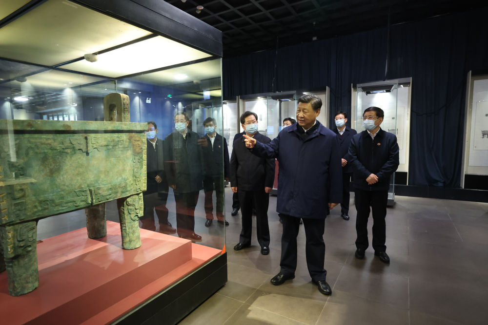 2022年10月28日下午,习近平在河南省安阳市殷墟博物馆考察。新华社记者鞠鹏摄 2022年10月28日下午,习近平在河南省安阳市殷墟博物馆考察。新华社记者鞠鹏摄