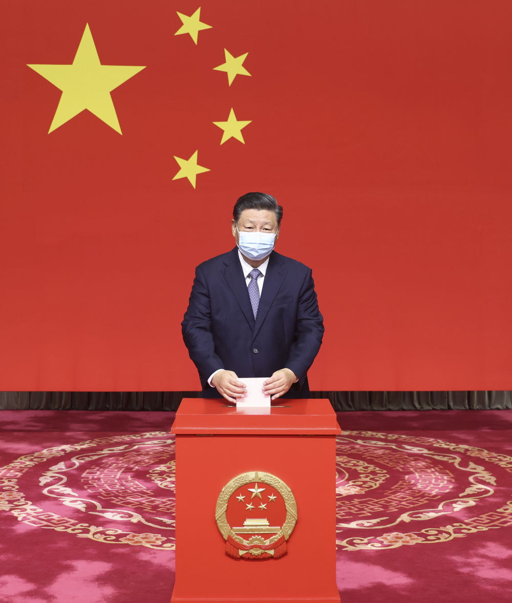 2021年11月5日,习近平在北京市西城区中南海选区怀仁堂投票站参加区人大代表选举投票。新华社记者鞠鹏摄 2021年11月5日,习近平在北京市西城区中南海选区怀仁堂投票站参加区人大代表选举投票。新华社记者鞠鹏摄