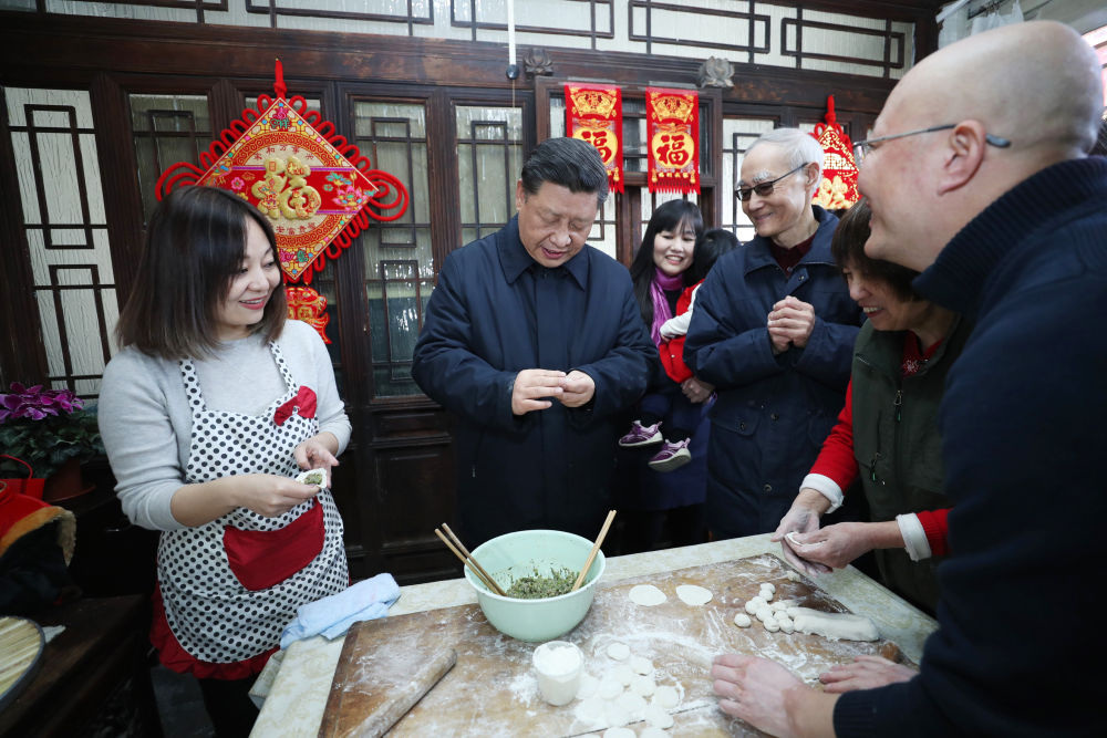2019年2月1日,习近平在北京看望慰问基层干部群众,考察北京冬奥会、冬残奥会筹办工作时,在前门东区草厂四条胡同,同朱茂锦一家人包饺子、聊家常。新华社记者鞠鹏摄 2019年2月1日,习近平在北京看望慰问基层干部群众,考察北京冬奥会、冬残奥会筹办工作时,在前门东区草厂四条胡同,同朱茂锦一家人包饺子、聊家常。新华社记者鞠鹏摄