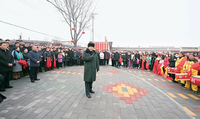 2022年1月26日至27日,中共中央总书记、国家主席、中央军委主席习近平来到山西,看望慰问基层干部群众。这是26日下午,习近平在临汾市汾西县僧念镇段村文化广场,给乡亲们拜年,向全国各族人民、向港澳台同胞和海外侨胞致以美好的新春祝福。新华社记者 李学仁/摄 2022年1月26日至27日,中共中央总书记、国家主席、中央军委主席习近平来到山西,看望慰问基层干部群众。这是26日下午,习近平在临汾市汾西县僧念镇段村文化广场,给乡亲们拜年,向全国各族人民、向港澳台同胞和海外侨胞致以美好的新春祝福。新华社记者 李学仁/摄