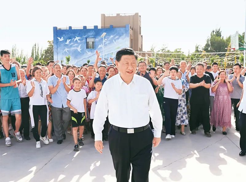 2022年7月12日至15日,中共中央总书记、国家主席、中央军委主席习近平在新疆考察。这是14日,习近平在吐鲁番市高昌区亚尔镇新城片区新城西门村考察时,同各族群众在一起。新华社记者 李学仁/摄 2022年7月12日至15日,中共中央总书记、国家主席、中央军委主席习近平在新疆考察。这是14日,习近平在吐鲁番市高昌区亚尔镇新城片区新城西门村考察时,同各族群众在一起。新华社记者 李学仁/摄