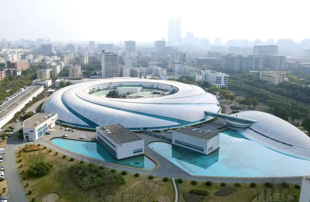 空中俯瞰位于上海张江科学城的上海光源(2024年2月27日摄,无人机照片)。