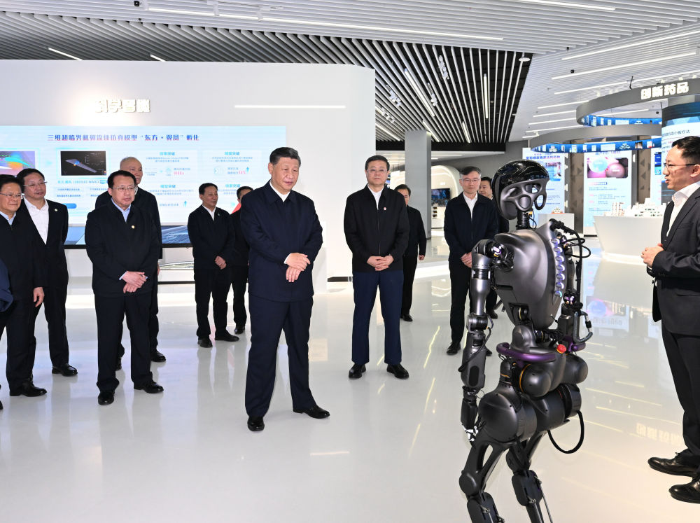 2023年11月28日下午,习近平总书记在上海浦东新区张江科学城参观上海科技创新成果展。