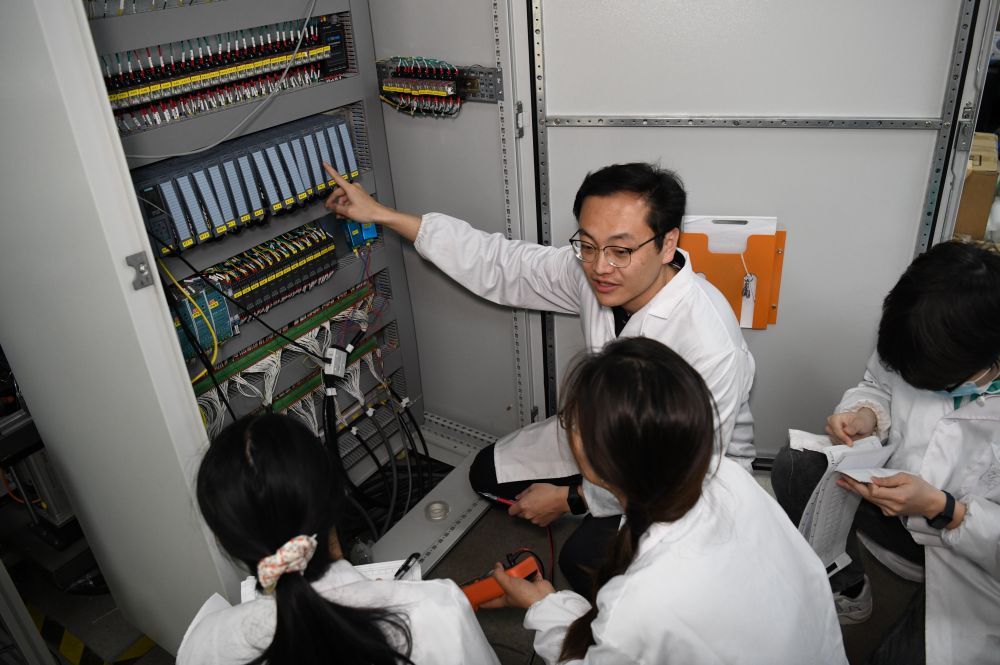 2024年4月6日,在位于安徽合肥的中国科学技术大学,安徽省先进功能高分子薄膜工程实验室团队成员在检修自主研制的高分子薄膜原位双向拉伸实验设备的电气控制系统。